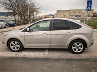 Usado Ford Focus Trend 90 CV (66 kW) 2009 Gris / plata Berlina