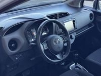 Usado Toyota Yaris Hybrid Active 100 CV (73 kW) 2017 Blanco Utilitario