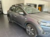 Usado Dacia Sandero Expression 101 CV (74 kW) 2025 Gris Utilitario