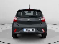 Usado Hyundai i10 67 CV (49 kW) 2022 Gris Utilitario