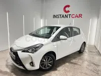 Usado Toyota Yaris Hybrid Active 100 CV (73 kW) 2019 Blanco Berlina
