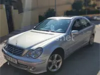 Usado Mercedes C220 Avantgarde 143 CV (105 kW) 2005 Gris / plata Berlina