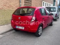 Usado Dacia Sandero Ambiance 75 CV (55 kW) 2008 Rojo Utilitario