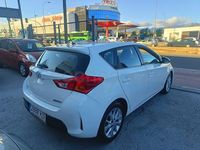 Usado Toyota Auris 90 CV (66 kW) 2014 Blanco Berlina