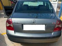 Usado VW Passat Advance 130 CV (95 kW) 2003 Gris / plata Familiar