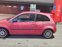 Usado Ford Fiesta Sport 90 CV (66 kW) 2005 Rojo Utilitario