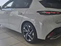 Usado Peugeot 308 Allure 131 CV (96 kW) 2024 Pintura blanca okenite Berlina