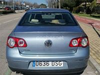 Usado VW Passat Highline 140 CV (102 kW) 2006 Gris / plata Berlina