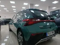 Usado Hyundai i20 100 CV (73 kW) 2024 Verde Utilitario