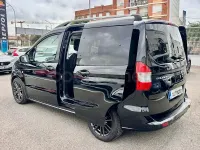Usado Ford Tourneo Courier Trend 100 CV (73 kW) 2018 Negro Monovolumen