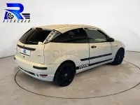Usado Ford Focus Trend 115 CV (84 kW) 2002 Blanco Berlina