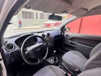 Usado Ford Fiesta Ambiente 69 CV (50 kW) 2006 Gris Utilitario