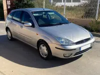 Usado Ford Focus Ghia 100 CV (73 kW) 2003 Gris / plata Berlina