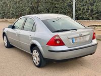 Usado Ford Mondeo 129 CV (94 kW) 2004 Plata Berlina