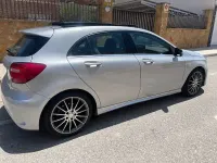 Usado Mercedes A180 AMG line 109 CV (80 kW) 2015 Gris / plata Utilitario