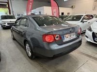 Usado VW Jetta Advance 105 CV (77 kW) 2006 Plateado Utilitario