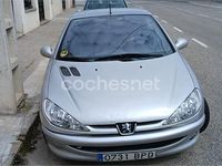 Usado Peugeot 206 110 CV (80 kW) 2001 Gris / plata Descapotable