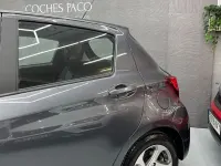 Usado Toyota Yaris Hybrid Advance 100 CV (73 kW) 2016 Gris / plata Berlina