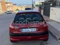 Usado Peugeot 206 110 CV (80 kW) 2002 Rojo Berlina