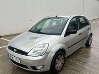Usado Ford Fiesta Trend 68 CV (50 kW) 2004 Gris Utilitario