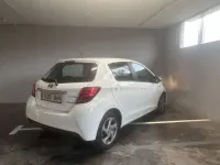 Usado Toyota Yaris Hybrid Active 99 CV (72 kW) 2015 Blanco Utilitario