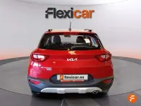 Usado Kia Stonic 101 CV (74 kW) 2022 Burdeos SUV