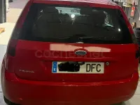 Usado Ford Fiesta Trend 80 CV (58 kW) 2005 Rojo Utilitario