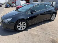 Usado Opel Astra GTC Sportive 136 CV (100 kW) 2015 Negro Berlina