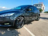 Usado Ford Focus Trend 125 CV (91 kW) 2018 Gris / plata Berlina