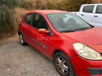 Usado Renault Clio II Authentique 60 CV (44 kW) 2005 Rojo Berlina