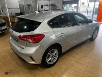 Usado Ford Focus Trend 125 CV (91 kW) 2021 Gris / plata Berlina