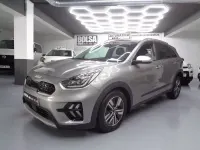 Usado Kia Niro 141 CV (103 kW) 2022 Gris / plata SUV