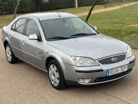 Usado Ford Mondeo Futura 130 CV (95 kW) 2004 Gris / plata Berlina