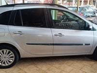 Usado Renault Clio II 89 CV (65 kW) 2011 Gris
