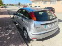 Usado Ford Focus Trend 100 CV (73 kW) 2002 Gris / plata Berlina