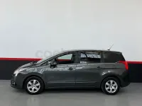 Usado Peugeot 5008 Active 115 CV (84 kW) 2013 Gris / plata Monovolumen