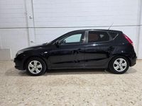 Usado Hyundai i30 Comfort 90 CV (66 kW) 2010 Negro Berlina