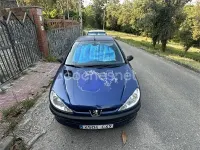 Usado Peugeot 206 70 CV (51 kW) 2004 Azul Berlina