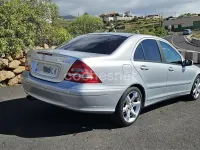 Usado Mercedes C180 143 CV (105 kW) 2005 Gris / plata Berlina