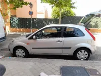 Usado Ford Fiesta Trend 80 CV (58 kW) 2006 Gris / plata Utilitario