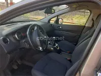 Usado Peugeot 5008 Style 120 CV (88 kW) 2016 Beige Monovolumen