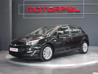 Usado Opel Astra Selective 110 CV (80 kW) 2013 Granate Berlina