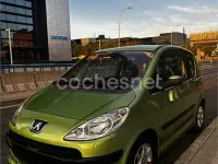 Usado Peugeot 1007 75 CV (55 kW) 2005 Verde Monovolumen