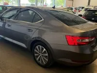 Usado Skoda Superb Ambition 150 CV (110 kW) 2022 Gris / plata Berlina