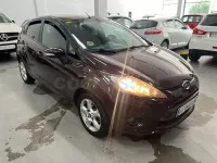 Usado Ford Fiesta Trend 70 CV (51 kW) 2011 Granate Berlina