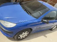 Usado Peugeot 206 70 CV (51 kW) 2000 Azul Berlina