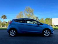 Usado Ford Fiesta Trend 70 CV (51 kW) 2010 Azul Utilitario