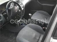 Usado Ford Focus Ghia 100 CV (73 kW) 1998 Gris / plata Berlina