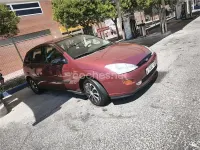Usado Ford Focus Ambiente 100 CV (73 kW) 1999 Granate Berlina
