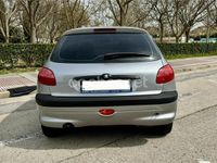 Usado Peugeot 206 75 CV (55 kW) 2000 Gris / plata Berlina